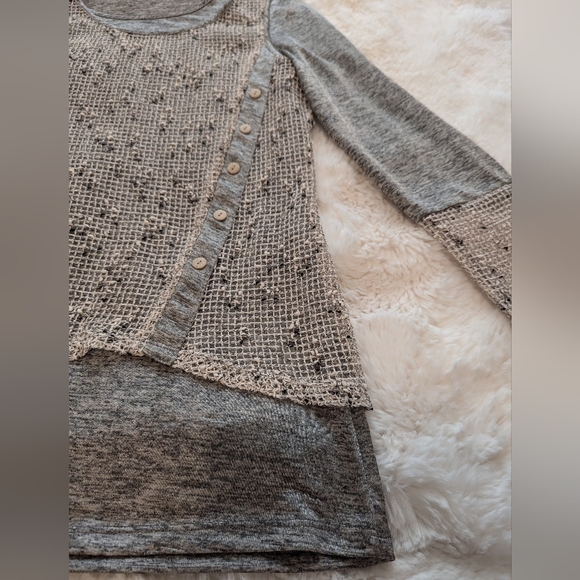 MICHAEL TYLER pullover top with mesh style overlay - Picture 4 of 8